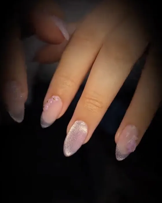 Manucure amande rose pâle avec dégradé pailleté